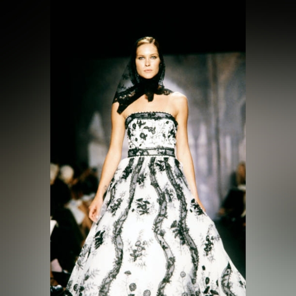 *$8,900 OSCAR DE LA RENTA WHITE BLACK EMBROIDERED RUNWAY GOWN US S - Picture 6 of 12